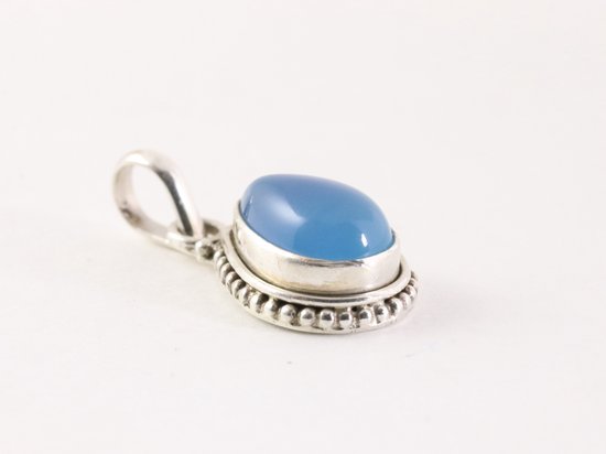 Bewerkte druppelvormige zilveren hanger met blauwe chalcedoon aan ketting afbeelding 2