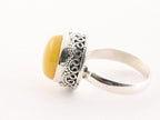 Traditionele bewerkte zilveren ring met gele amber afbeelding 2