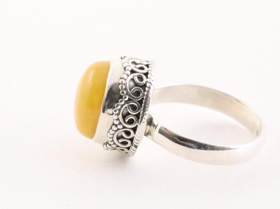 Traditionele bewerkte zilveren ring met gele amber afbeelding 2