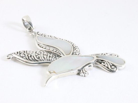 Zilveren kolibrie hanger met parelmoer aan ketting afbeelding 2