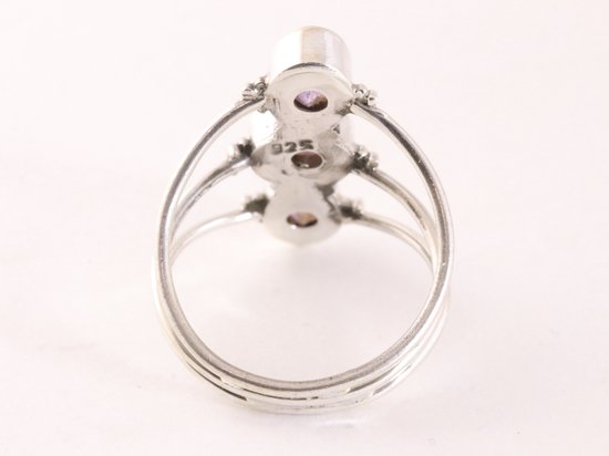 Opengewerkte zilveren ring met 3 amethist stenen afbeelding 3