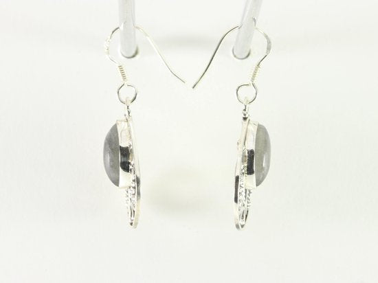 Opengewerkte zilveren oorbellen met labradoriet afbeelding 2