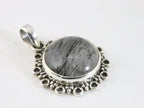 Ronde bewerkte zilveren hanger met zwarte rutielkwarts afbeelding 2