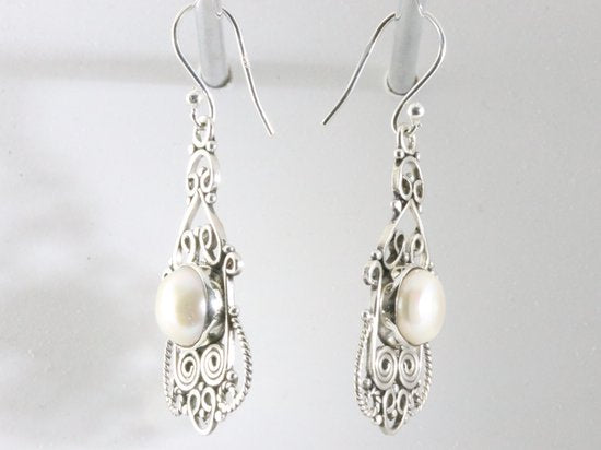 Lange opengewerkte zilveren oorbellen met parel afbeelding 2