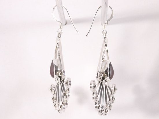 Grote opengewerkte zilveren oorbellen met granaat afbeelding 2