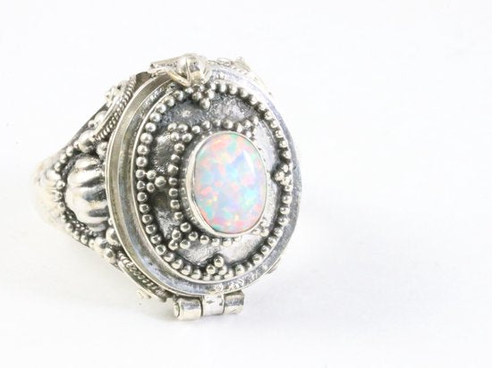 Traditionele bewerkte zilveren gifring met welo opaal afbeelding 1