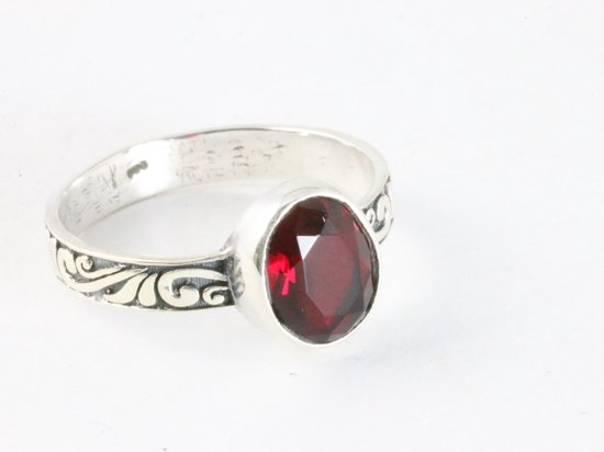 Fijne bewerkte zilveren ring met granaat afbeelding 1
