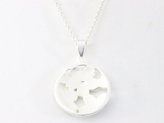 Ronde opengewerkte zilveren hanger met abalone schelp aan ketting afbeelding 3