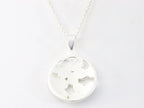 Ronde opengewerkte zilveren hanger met abalone schelp aan ketting afbeelding 3