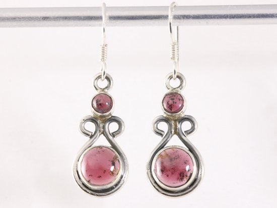 Opengewerkte zilveren oorbellen met granaat afbeelding 4