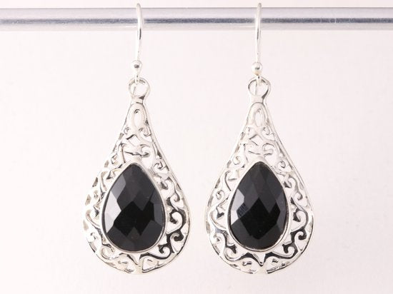 Opengewerkte zilveren oorbellen met onyx afbeelding 4