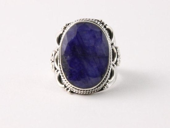 Bewerkte zilveren ring met blauwe saffier afbeelding 3