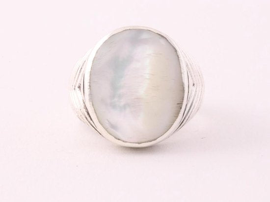Bewerkte zilveren herenring met parelmoer afbeelding 2