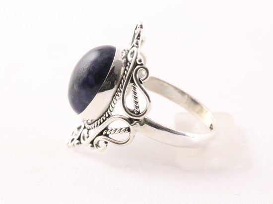 Opengewerkte zilveren ring met sodaliet afbeelding 2