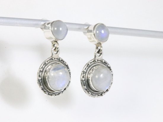 Ronde bewerkte zilveren oorstekers met regenboog maansteen afbeelding 2