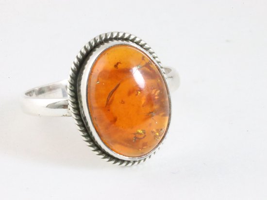 Bewerkte ovale zilveren ring met amber afbeelding 1