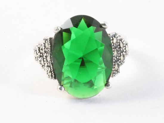 Zware zilveren ring met groene saffier en marcasiet afbeelding 4