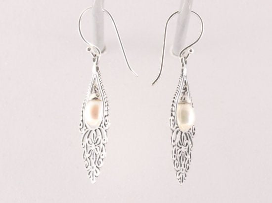 Opengewerkte zilveren oorbellen met witte zoetwater parel afbeelding 2