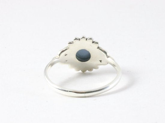 Fijne bewerkte zilveren ring met blauwe opaal afbeelding 3