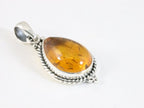 Bewerkte druppelvormige zilveren hanger met amber aan ketting afbeelding 2