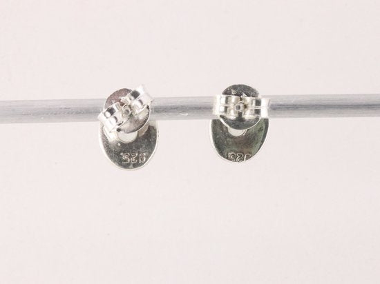 Fijne ovale zilveren oorstekers met onyx afbeelding 3