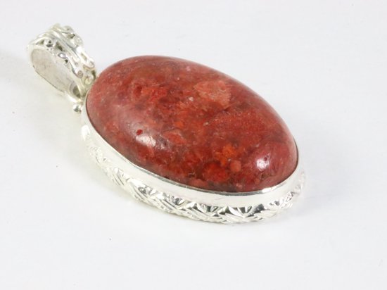 Bewerkte zilveren hanger met grote rode koraal steen aan ketting afbeelding 2
