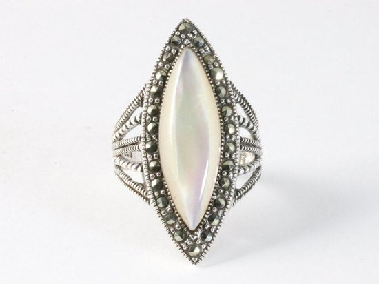 Langwerpige zilveren ring met parelmoer en marcasiet afbeelding 4