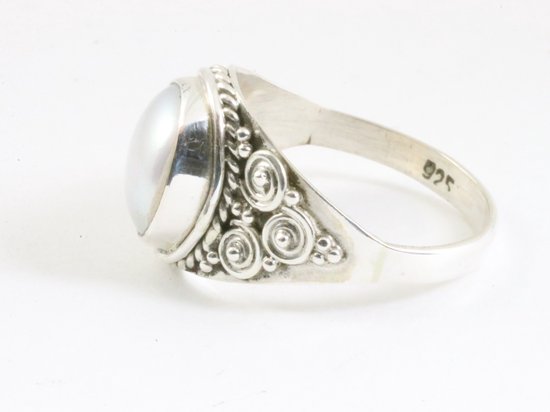 Bewerkte zilveren ring met parel afbeelding 2