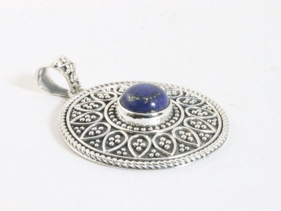 Ronde bewerkte zilveren hanger met lapis lazuli afbeelding 2