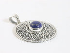Ronde bewerkte zilveren hanger met lapis lazuli afbeelding 2