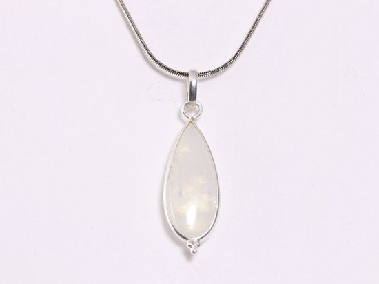 Lange druppelvormige zilveren hanger met regenboog maansteen aan ketting afbeelding 3