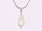 Lange druppelvormige zilveren hanger met regenboog maansteen aan ketting afbeelding 3