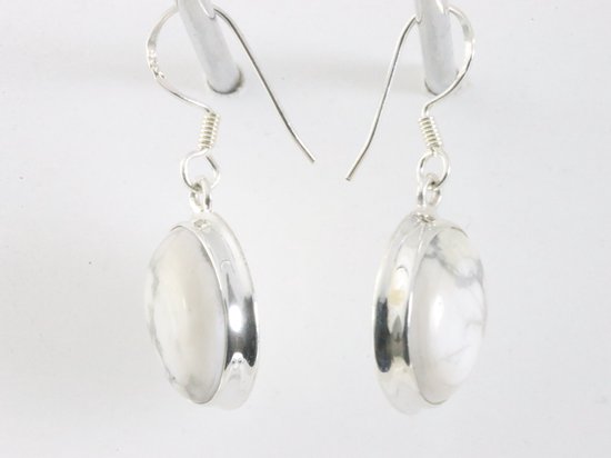 Ovale zilveren oorbellen met howliet afbeelding 2