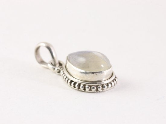 Bewerkte druppelvormige zilveren hanger met regenboog maansteen aan ketting afbeelding 2