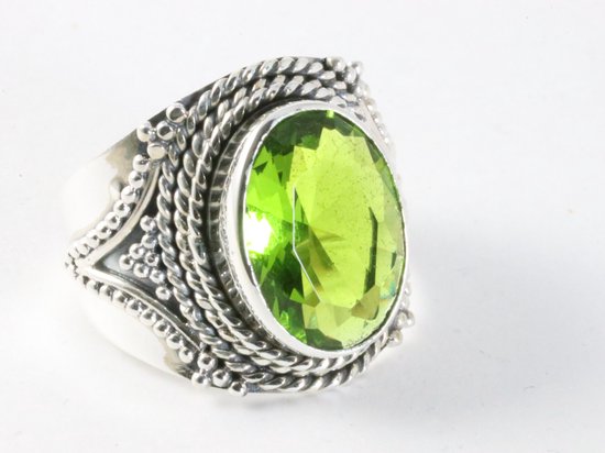 Bewerkte zilveren ring met peridoot afbeelding 1