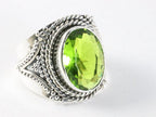 Bewerkte zilveren ring met peridoot afbeelding 1