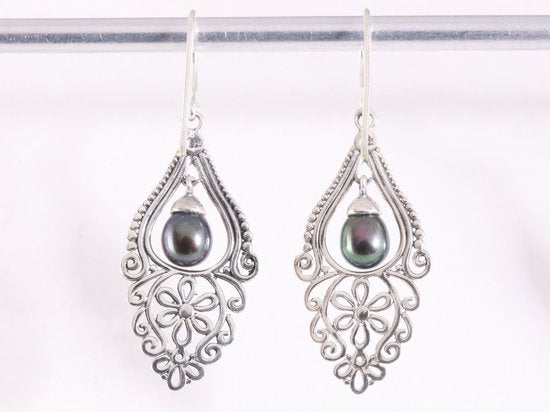 Opengewerkte zilveren oorbellen met zwarte zoetwater parel afbeelding 3