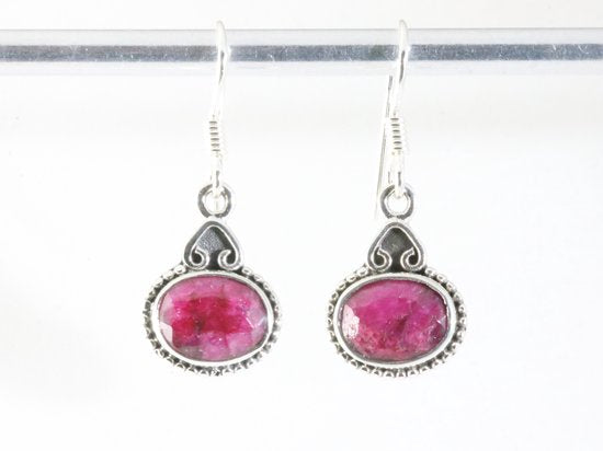 Fijne bewerkte zilveren oorbellen met robijn afbeelding 4