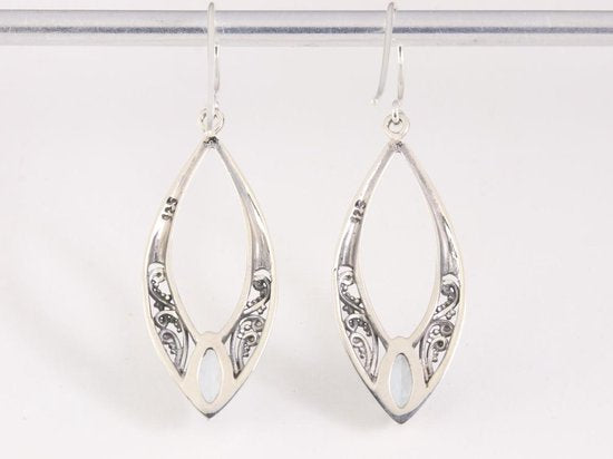 Opengewerkte zilveren oorbellen met blauwe topaas afbeelding 3