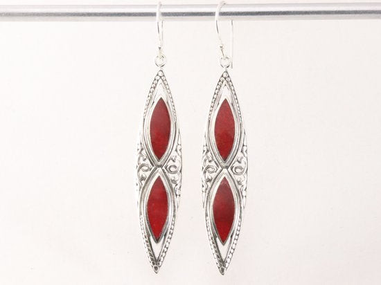 Lange bewerkte zilveren oorbellen met rode koraal steen afbeelding 4