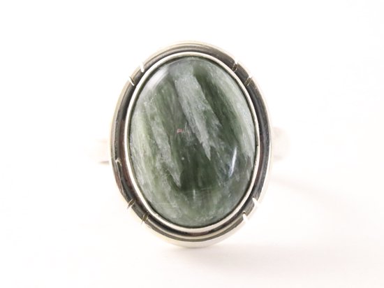 Ovale zilveren ring met serafiniet afbeelding 4