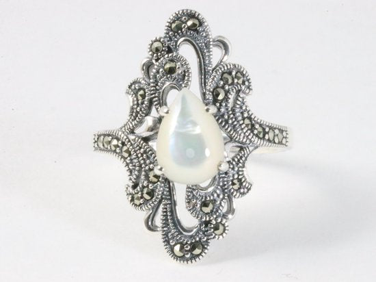 Opengewerkte zilveren ring met marcasiet en parelmoer afbeelding 4