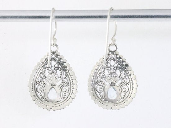 Traditionele bewerkte zilveren oorbellen met blauwe topaas afbeelding 3