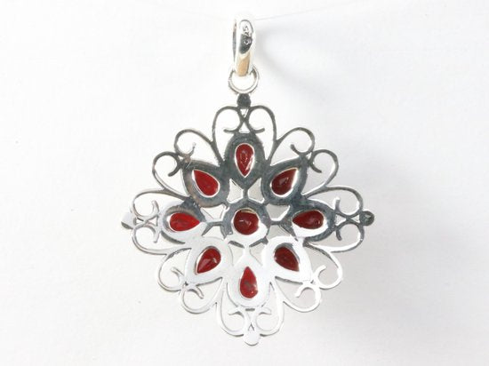 Opengewerkte zilveren hanger met granaat afbeelding 3