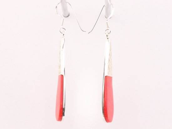 Lange opengewerkte zilveren oorbellen met rode koraal steen afbeelding 2