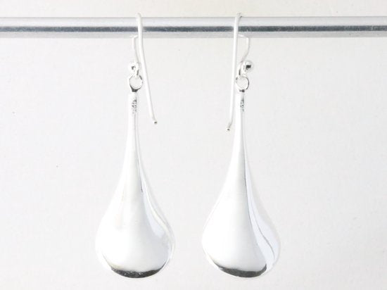 Lange zilveren oorbellen met witte zoetwater parel afbeelding 3