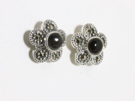 Fijne zilveren oorstekers met onyx en marcasiet afbeelding 2