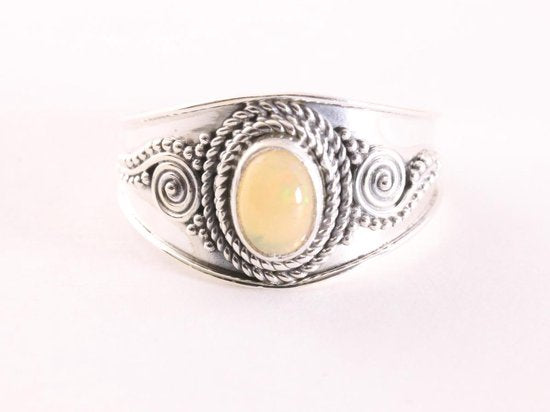 Bewerkte zilveren ring met Ethiopische opaal afbeelding 4