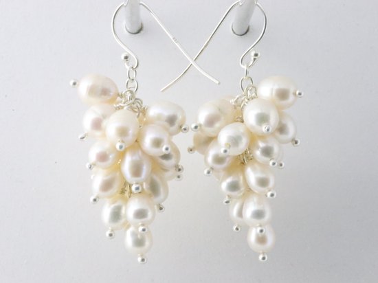 Trosvormige zilveren oorbellen met witte zoetwater parels afbeelding 2