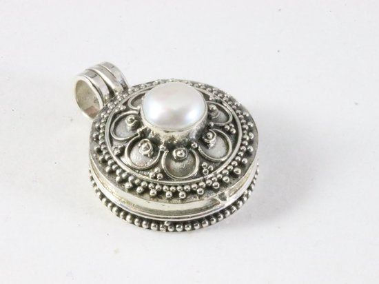 Traditioneel bewerkt zilveren medaillon met parel afbeelding 2